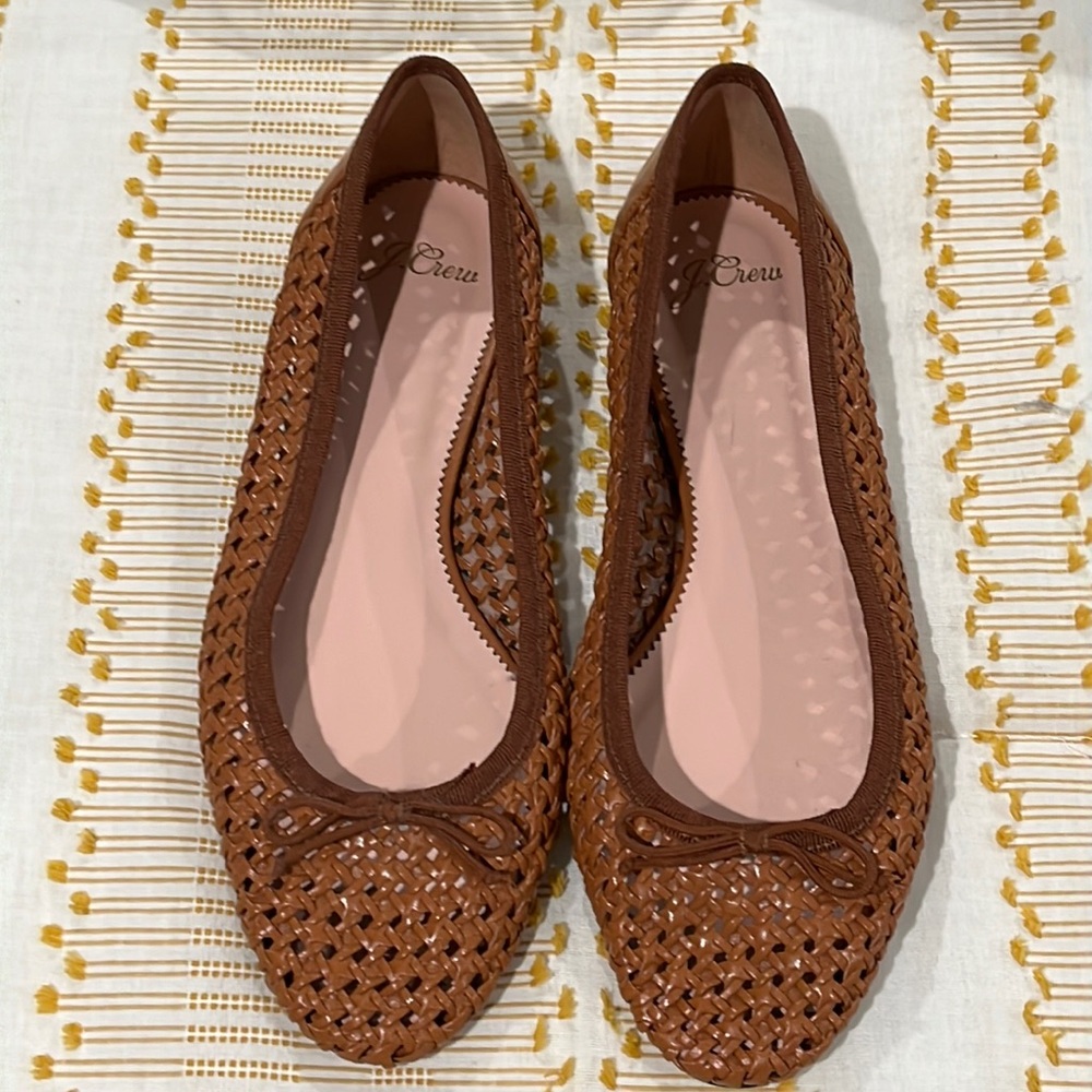 NIB kiki woven flat